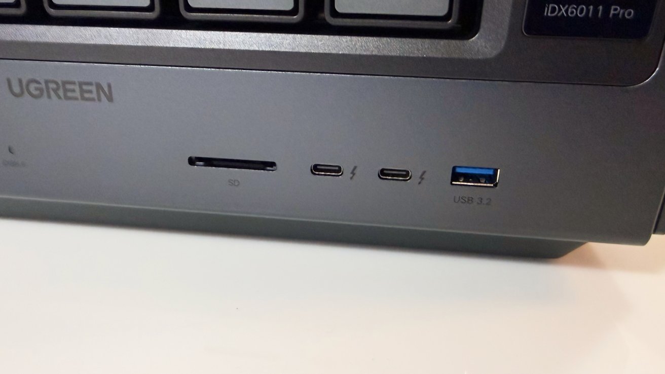 Front ports on the Ugreen iDX6011 Pro: SD 4.0 slot, two Thunderbolt 4 ports, one USB-A 3.2